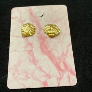 Vintage Goldtone clam shell earrings